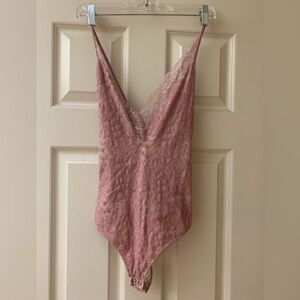 Express Lace Bodysuit in Mauve